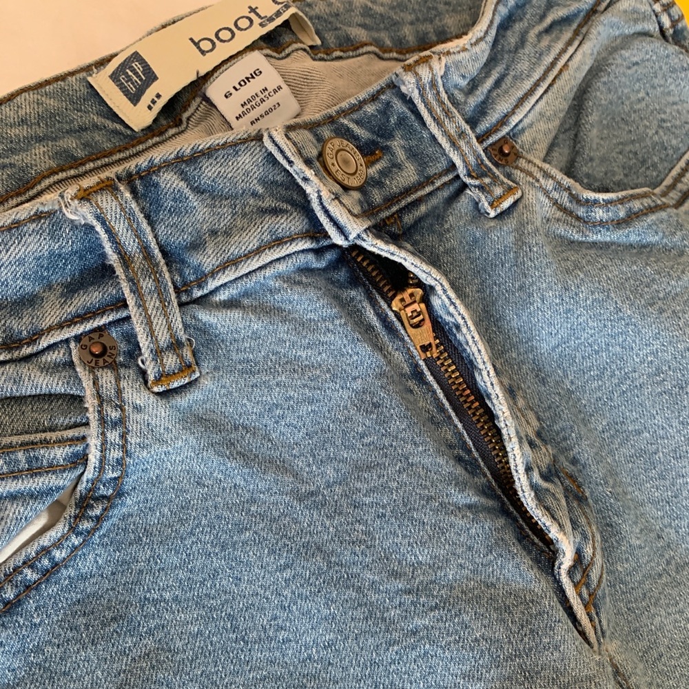 WOMENS SIZE 6 JEANS